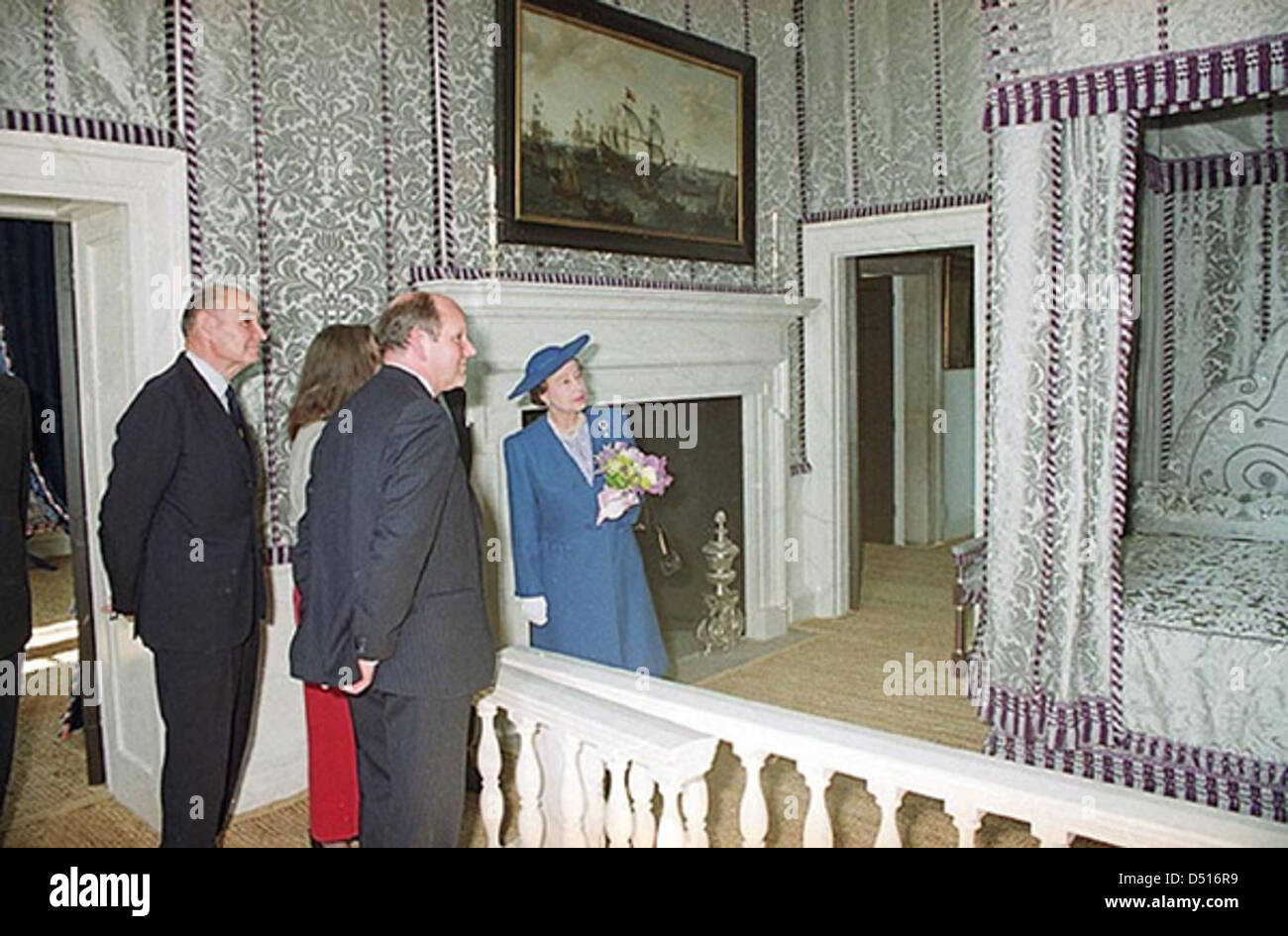 Questa fotografia mostra la regina Elisabetta II nella camera della regina presso la Queen's House durante il giorno di apertura nel 1990. L'immagine cattura un momento significativo nella storia reale britannica. Foto Stock