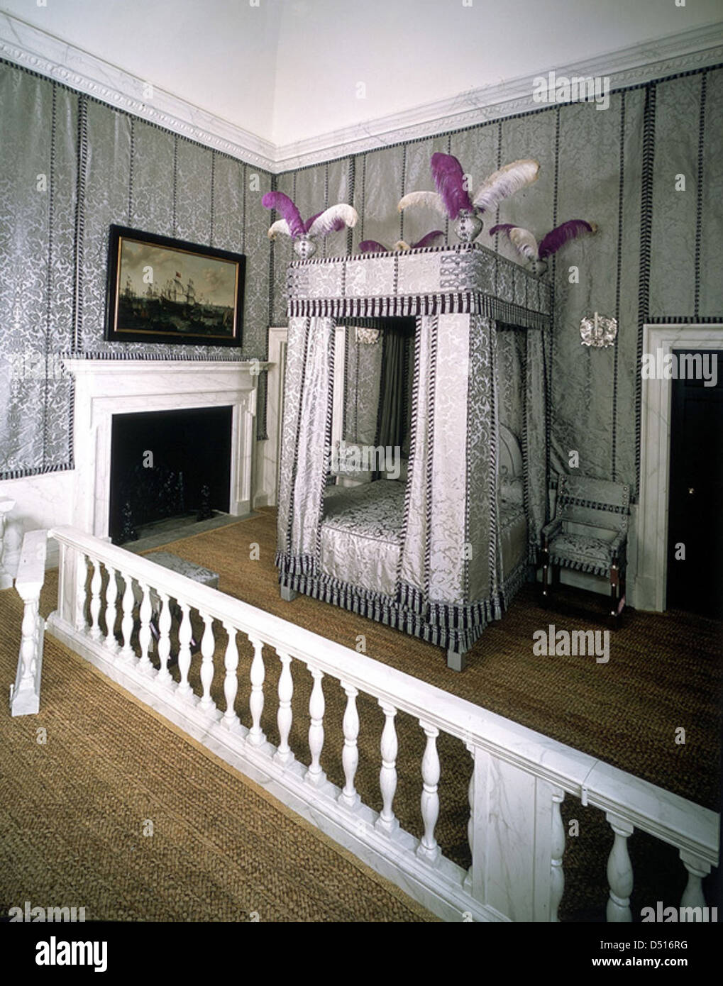 La Queen's Bedchamber della Queen's House di Greenwich fa parte di una storica residenza reale. Questa camera e' nota per il suo design elegante e il suo significato storico nel contesto della regalità britannica, che serve come residenza per i monarchi nel XVII e XVIII secolo. Foto Stock