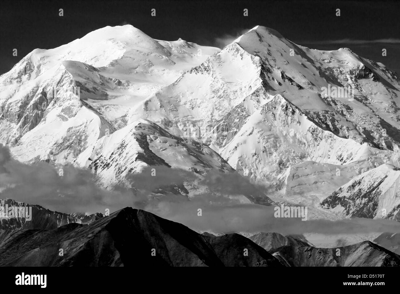 Visualizzazione bianco e nero Mt. McKinley (Denali), massima pt in N America (20,320') dal lato ovest del Parco Nazionale di Denali Foto Stock