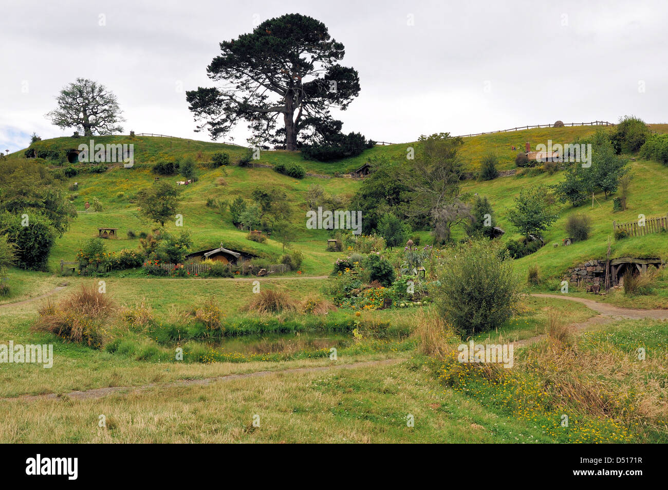 Set cinematografico dello Hobbiton - location per i film il Signore degli anelli e lo Hobbit. Attrazione turistica nella regione di Waikato in nuova Zelanda Foto Stock