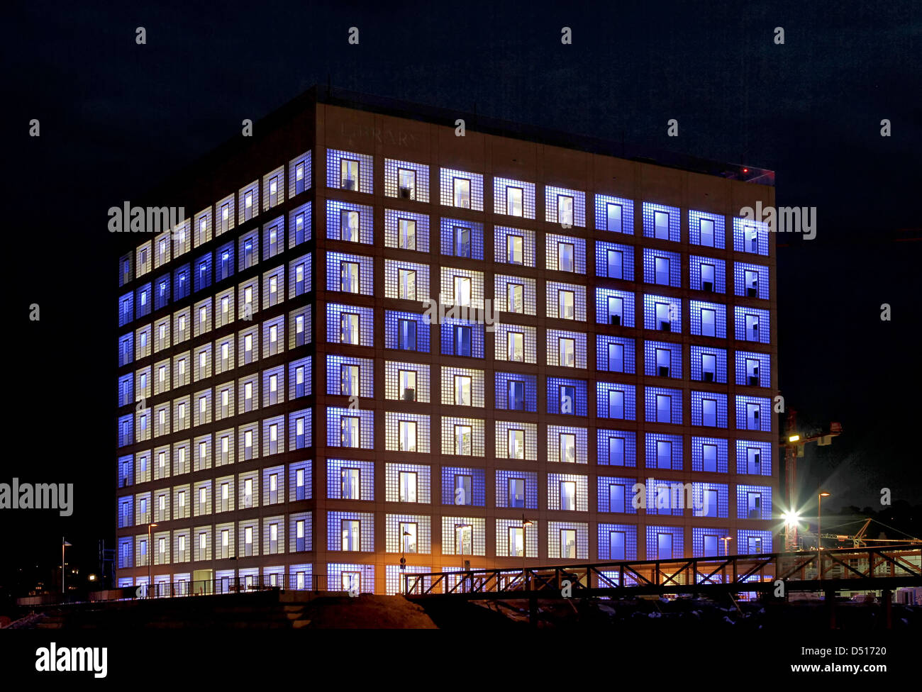 Stoccarda, Germania, la nuova biblioteca della città presso la corte milanese di notte Foto Stock