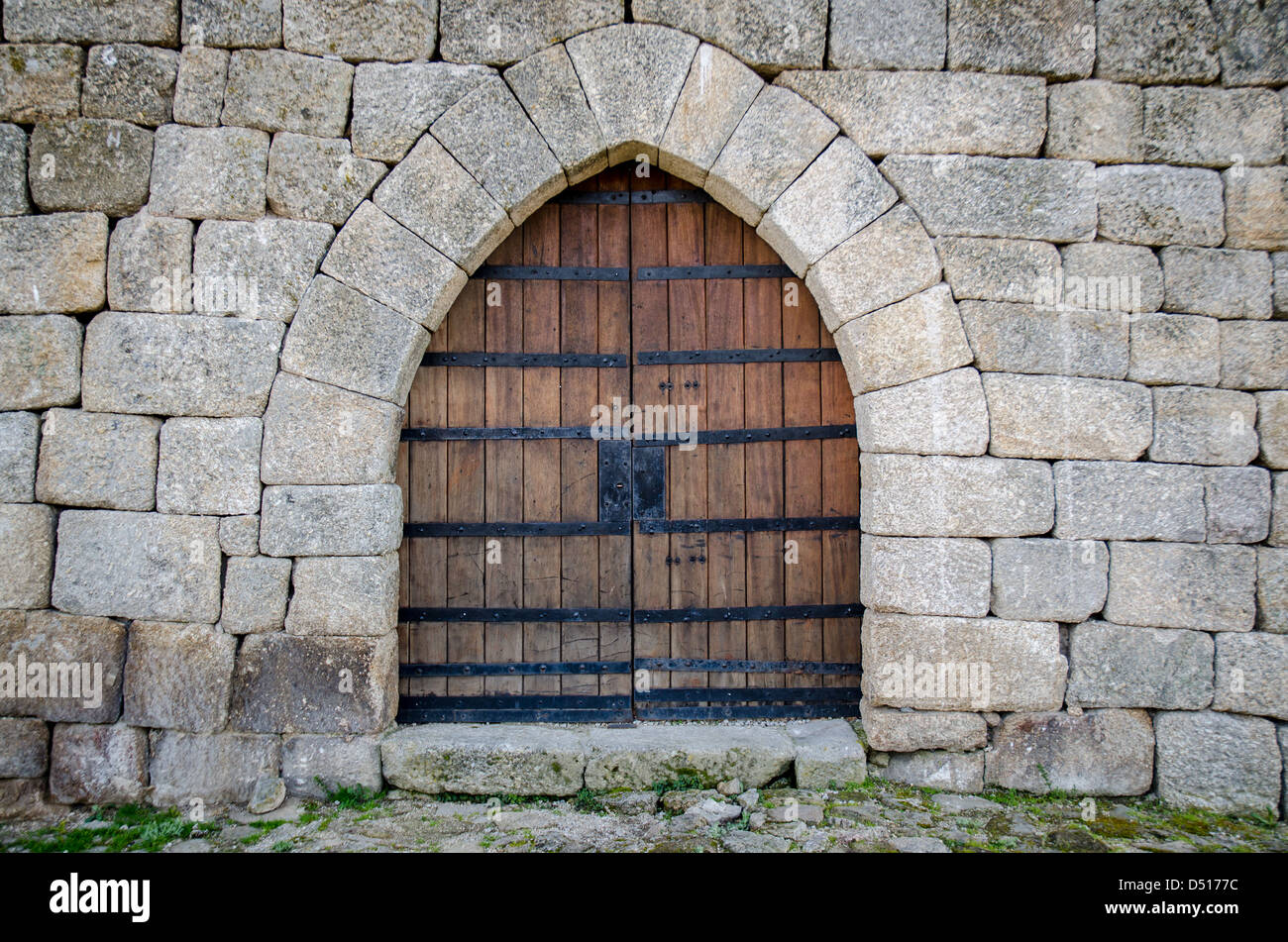 Il vecchio castello medievale porta in un alcolizzato parete di granito. Foto Stock