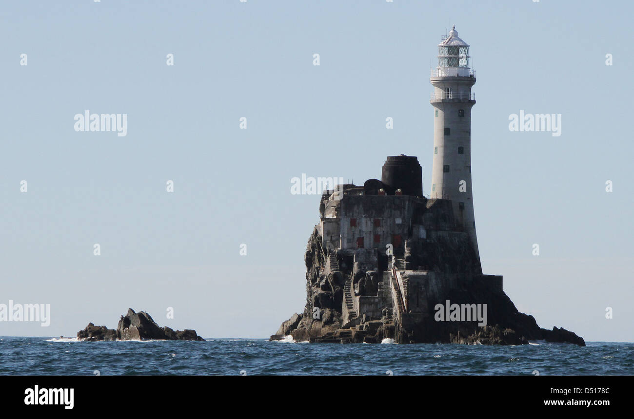 Faro di Fastnet, Fastnet Rock, County Cork, Irlanda ha sparato dalla barca nella soleggiata giornata autunnale con cielo blu e resti di vecchia base torre Fastnet visibile. Foto Stock Faro di Fastnet, Fastnet Rock, County Cork, Irlanda ha sparato dalla barca nella soleggiata giornata autunnale con cielo blu e resti di vecchia base torre Fastnet visibile. Foto Stock