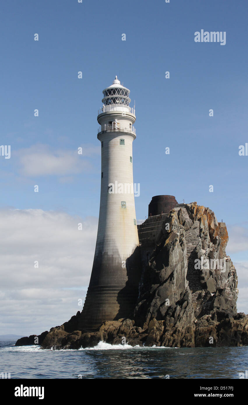 Faro di Fastnet, Fastnet Rock, County Cork, Irlanda ha sparato dalla barca nella soleggiata giornata autunnale con cielo blu e resti di vecchia base torre Fastnet visibile. Foto Stock Faro di Fastnet, Fastnet Rock, County Cork, Irlanda ha sparato dalla barca nella soleggiata giornata autunnale con cielo blu e resti di vecchia base torre Fastnet visibile. Foto Stock