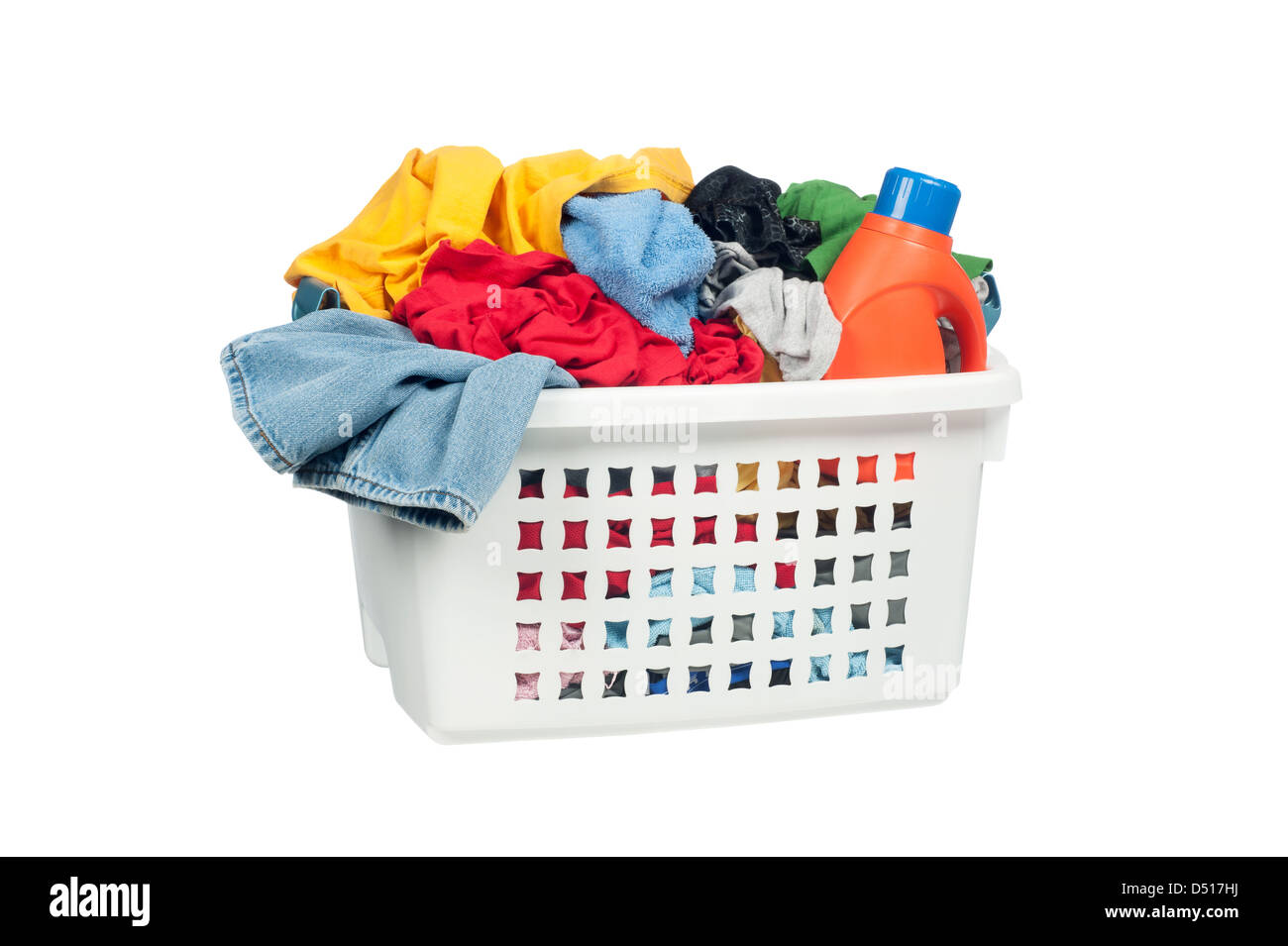 White cesta piena di colorati di abbigliamento e di una bottiglia di detergente per la pulizia. Foto Stock
