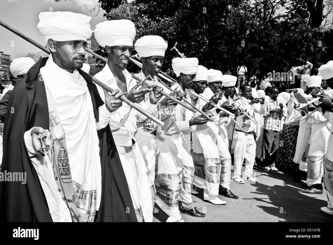Una strada processione dei sacerdoti e dei diaconi durante Timkat (festa dell Epifania), Gondar, Etiopia Foto Stock
