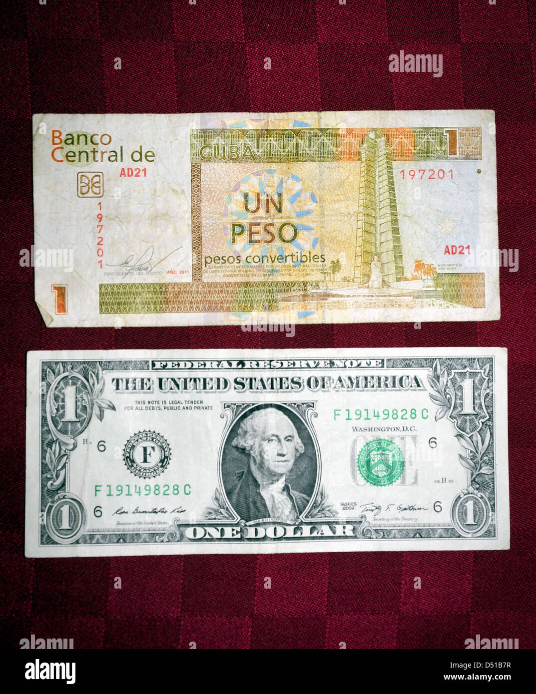 Marzo 11, 2013 - Havana, Cuba - un cubano Peso Convertibile (CUC) è visto  accanto a un dollaro a l'Avana, Cuba Martedì, Marzo 19, 2013. Attualmente,  il Cuc ha un tasso di