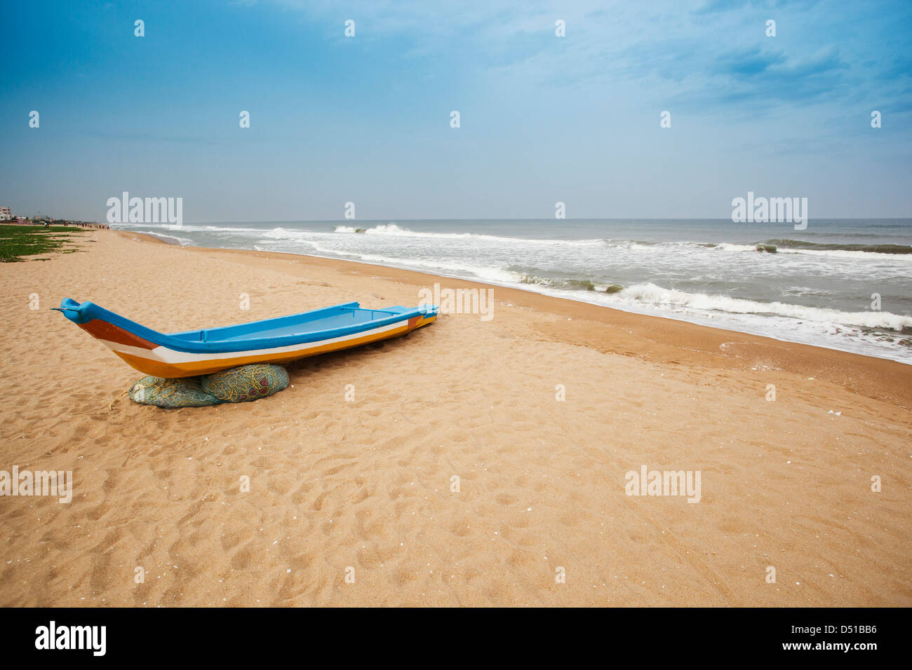 Barca da pesca sulla spiaggia di Chennai, nello Stato del Tamil Nadu, India Foto Stock