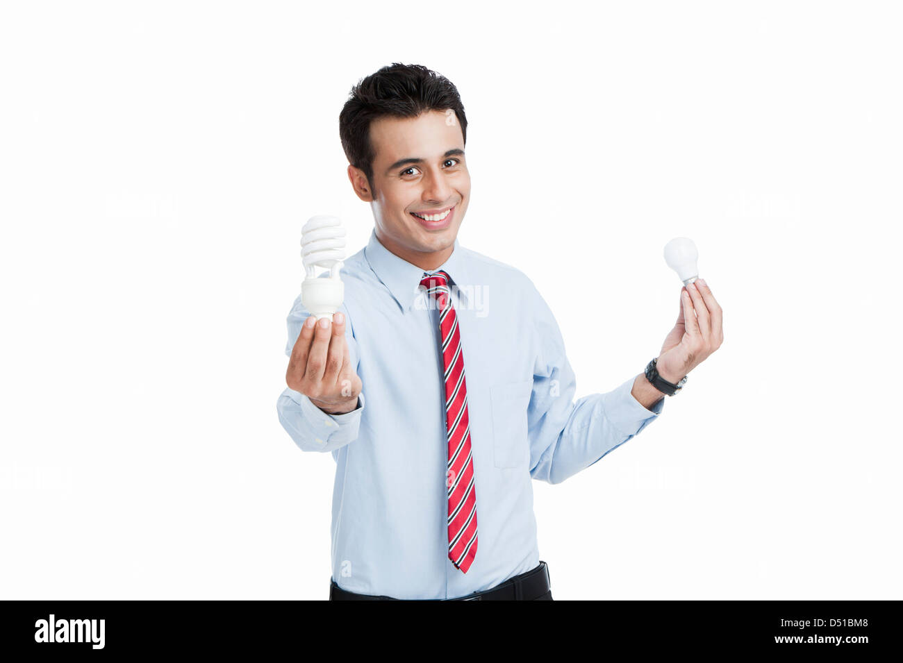 Imprenditore il confronto di una lampadina con una maggiore efficienza energetica lampadina Foto Stock
