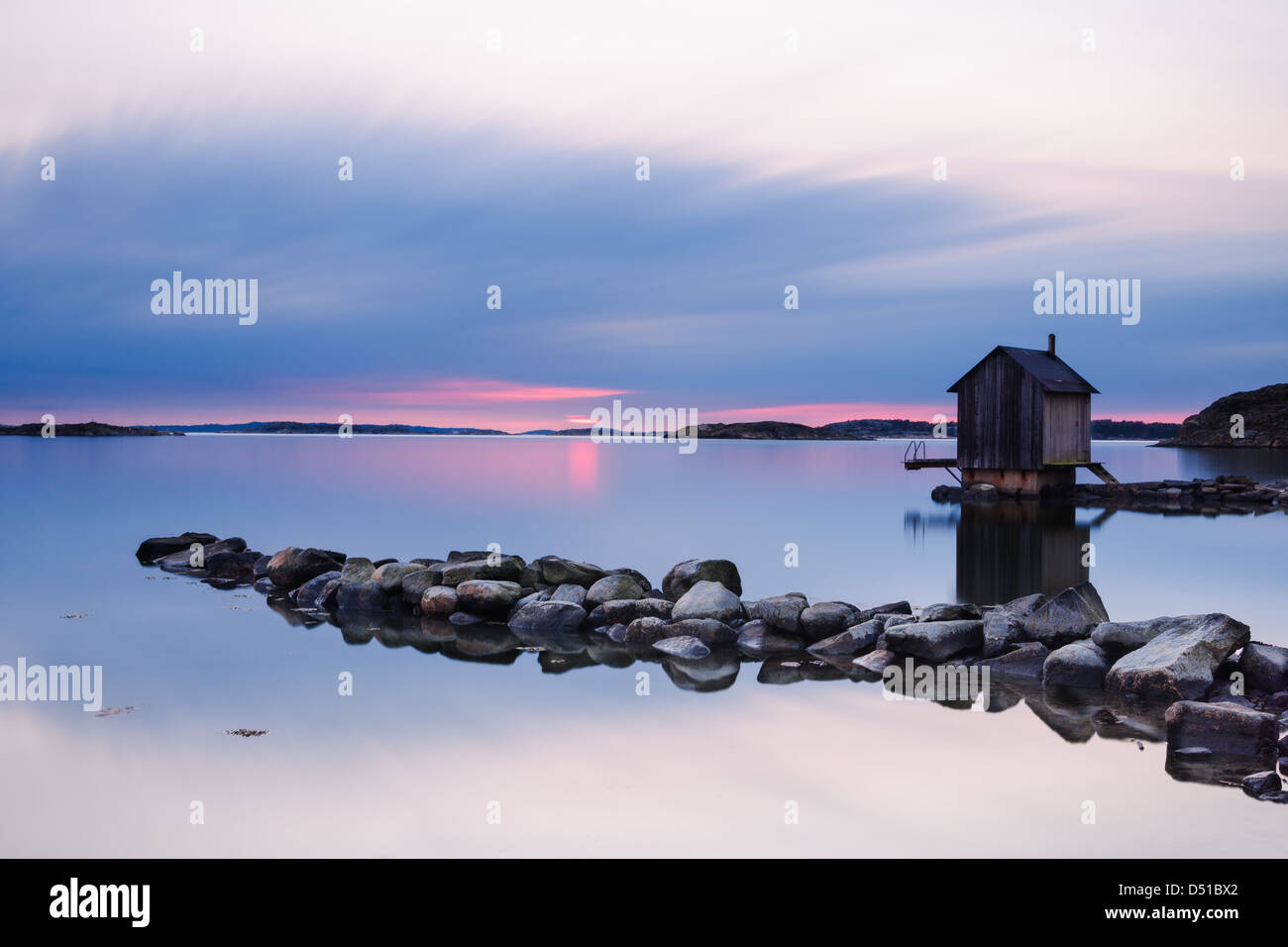 Tramonto sulla costruzione e sul lago, Brottkärr, Göteborg, Svezia, Europa Foto Stock