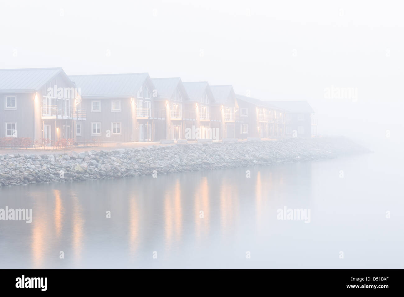 Nebbia di mattina su edifici di lakeside, Nya Varvet, Göteborg, Svezia, Europa Foto Stock