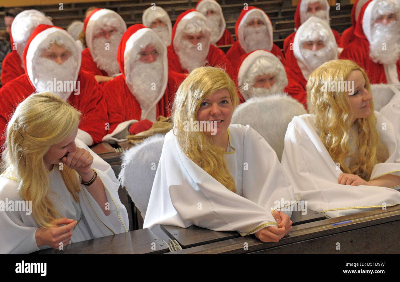 Santa Clausole e angeli assemblare a Dresda, Germania, 02 dicembre 2010. Gli studenti a guadagnare un po' di soldi extra come Santa clausole ottenere informato dalla anziana esperta 'Santa clausole' prima headinfg fuori per le feste natalizie e case delle persone. Foto: MATTHIAS HIEKEL Foto Stock