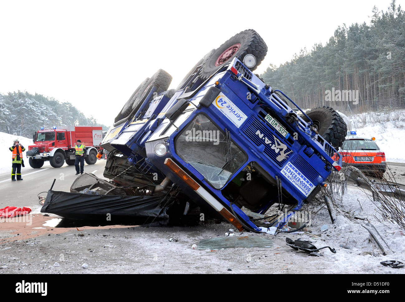 I veicoli si è schiantato la linea di un tratto di autostrada 13 vicino al lordo Koeris, Germania, 03 dicembre 2010. Un autocarro skid fuori controllo e nella corsia opposta. La massiccia incidente causa la polizia per chiudere l'autostrada in entrambe le direzioni. Foto: Bernd Settnik Foto Stock