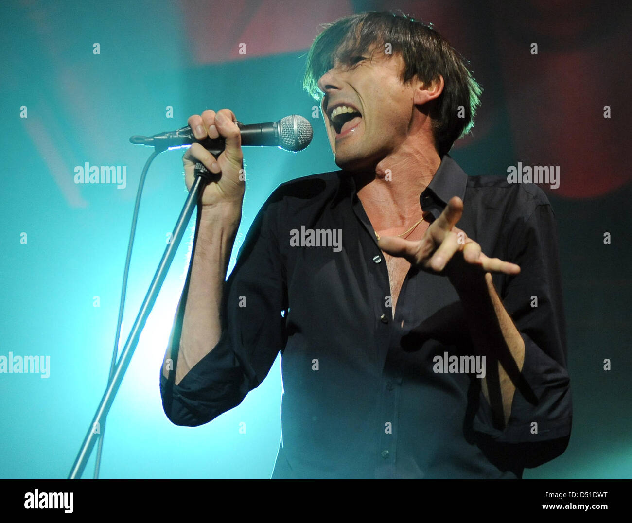 Il cantante Brett Anderson della band britannica Suede esegue sul palco durante la band di solo concerto in Germania al C-Halle di Berlino, Germania, 3 dicembre 2010. Foto: Britta Pedersen Foto Stock