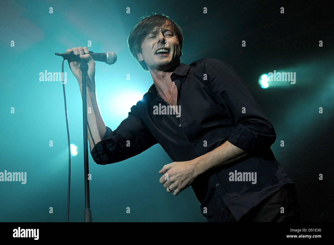 Il cantante Brett Anderson della band britannica Suede esegue sul palco durante la band di solo concerto in Germania al C-Halle di Berlino, Germania, 3 dicembre 2010. Foto: Britta Pedersen Foto Stock