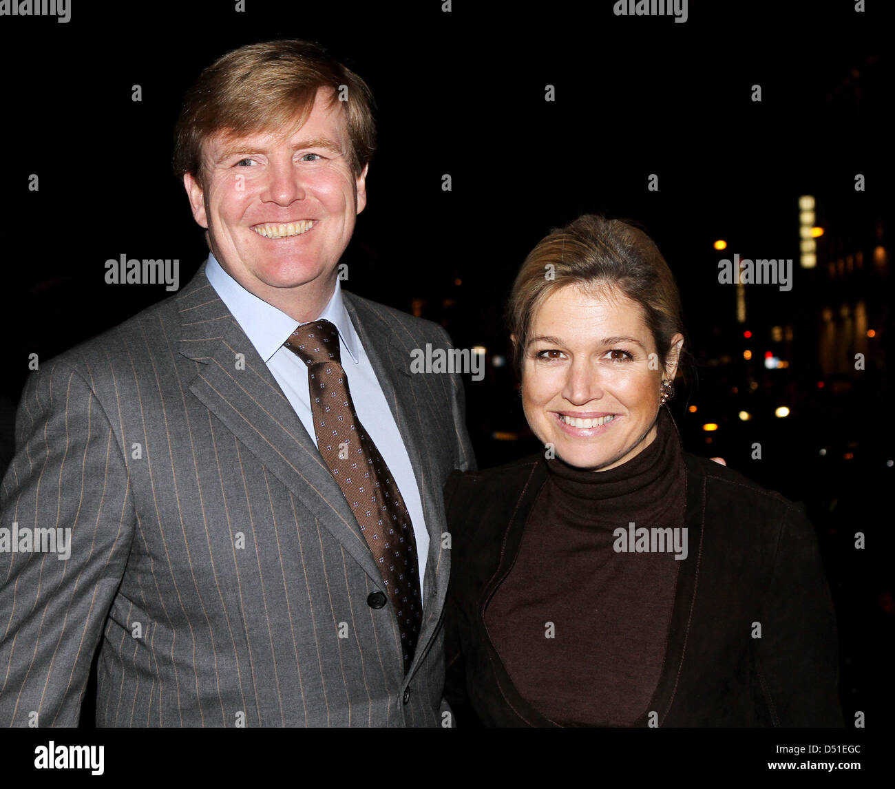 Principe Willem-Alexander e la Principessa Maxima dei Paesi Bassi frequentare l'ottantacinquesimo anniversario della Associazione della Stampa Estera in Amsterdam, Olanda, 6 dicembre 2010. Il principe ha ricevuto l'annuario dell'Associazione. L'Associazione della Stampa Estera rappresenta più di 120 media esteri nei Paesi Bassi. Foto: Patrick van Katwijk Foto Stock