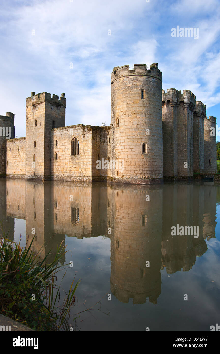 Bellissimo il castello medievale e il fossato di sunrise con nebbia oltre il fossato e la luce del sole dietro al castello Foto Stock