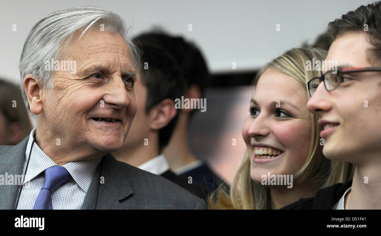 Il presidente della Banca centrale europea (BCE) Jean-Claude Trichet (L) parla agli allievi durante il lancio ufficiale del gioco online "Economia" in Francoforte sul Meno, Germania, 08 dicembre 2010. La BCE desidera informare le persone sulla loro opera attraverso due giochi online per i giovani e gli adulti. Foto: Marius Becker Foto Stock