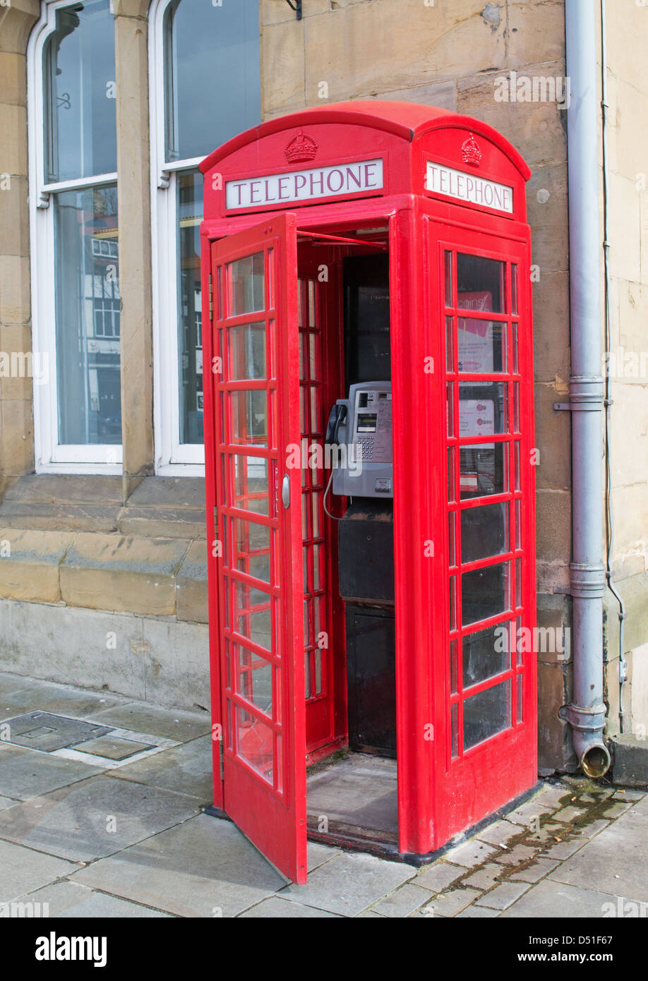 Telefono rosso kiosk o casella Telefono con porta aperta a Bishop Auckland, North East England, Regno Unito Foto Stock