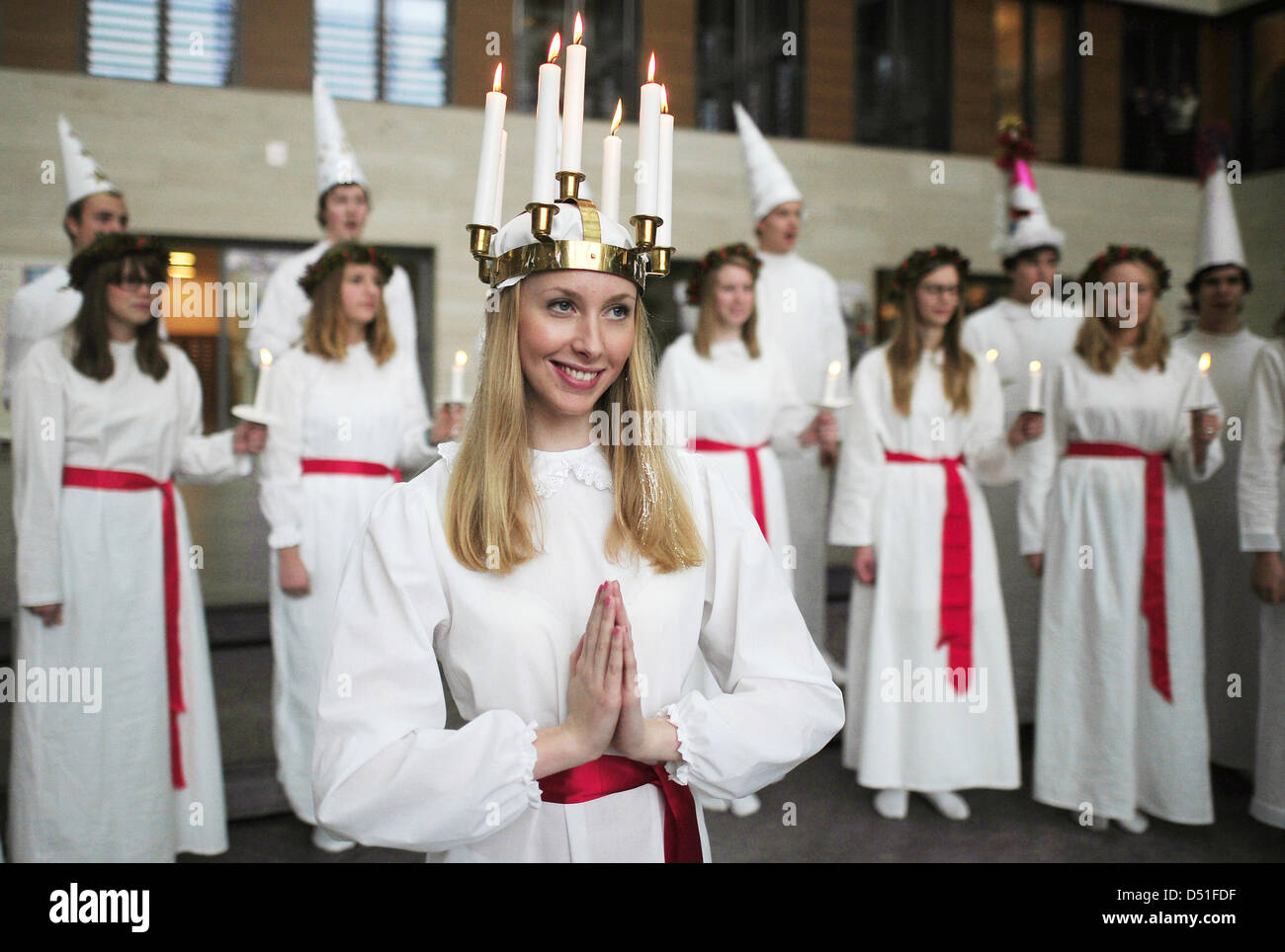 St Lucia e il suo entourage cantare al ministero degli Esteri su iniziativa dell'Ambasciata Svedese per la Germania a Berlino, Germania, 10 dicembre 2010. Saint Lucia's Day si celebra il 13 dicembre in Svezia e commemora il siracusano patrono che morì nel 303 d.c. Foto: Annibale Foto Stock