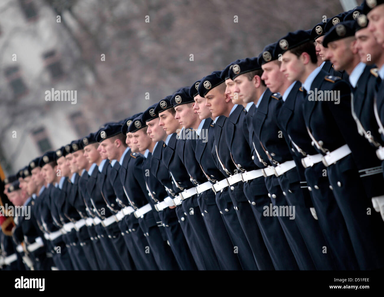 I soldati delle forze armate tedesche guarda battaglione omaggio a Berlino, Germania, 07 dicembre 2010. La Germania è di sospendere la coscrizione militare inizio 01 luglio 2011, alti funzionari del cancelliere tedesco Merkel la coalizione di governo concordato a portello chiuso colloqui su 09 Dicembre 2010 a Berlino, aiutanti detto. Foto: Marcel Mettelsiefen Foto Stock