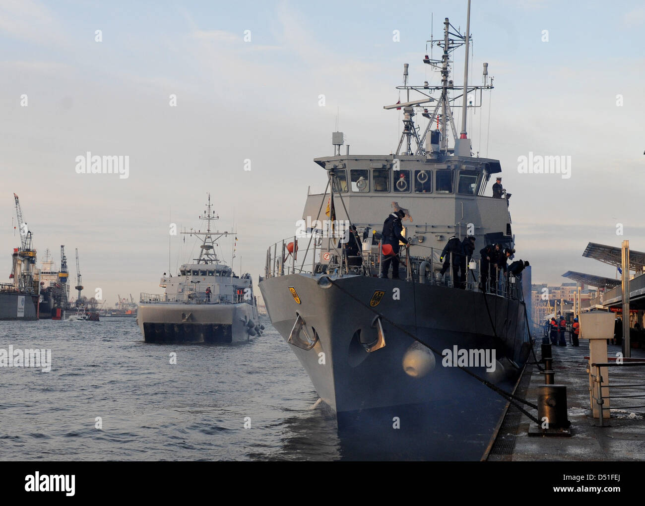 (R-L) Tedesco diver nave di supporto 'FGS Rottweil', Norvegia 'KNM Hinnoy' e la Gran Bretagna è "HMS Penzance' arrivano al porto di Amburgo, Germania, 10 dicembre 2010. Le tre navi e loro 117 membri di equipaggio fanno parte della NATO minehunters formazione. Foto: ANGELIKA WARMUTH Foto Stock