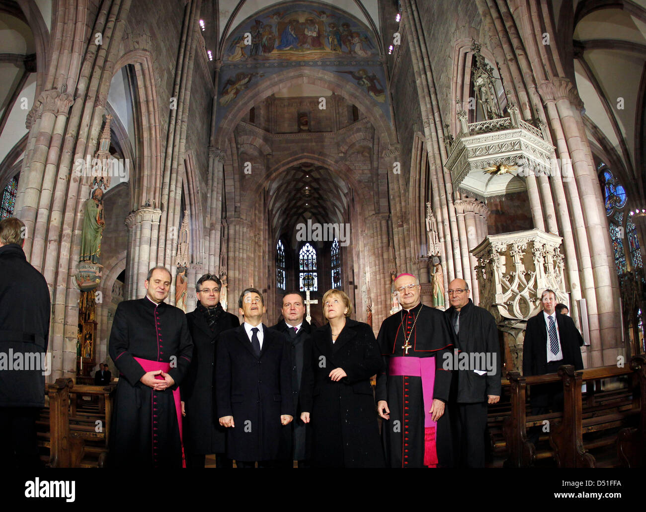 Il Presidente francese Nicolas Sarkozy (3-L) e il Cancelliere tedesco Angela Merkel (3-R) visitate la Cattedrale di Friburgo durante l'Tedesco-francese consultazioni in Freiburg, Germania meridionale, venerdì 10 dicembre, 2010. A destra sorge Freiburg il Vescovo Robert Zollitsch. Foto/Michael Probst Foto Stock