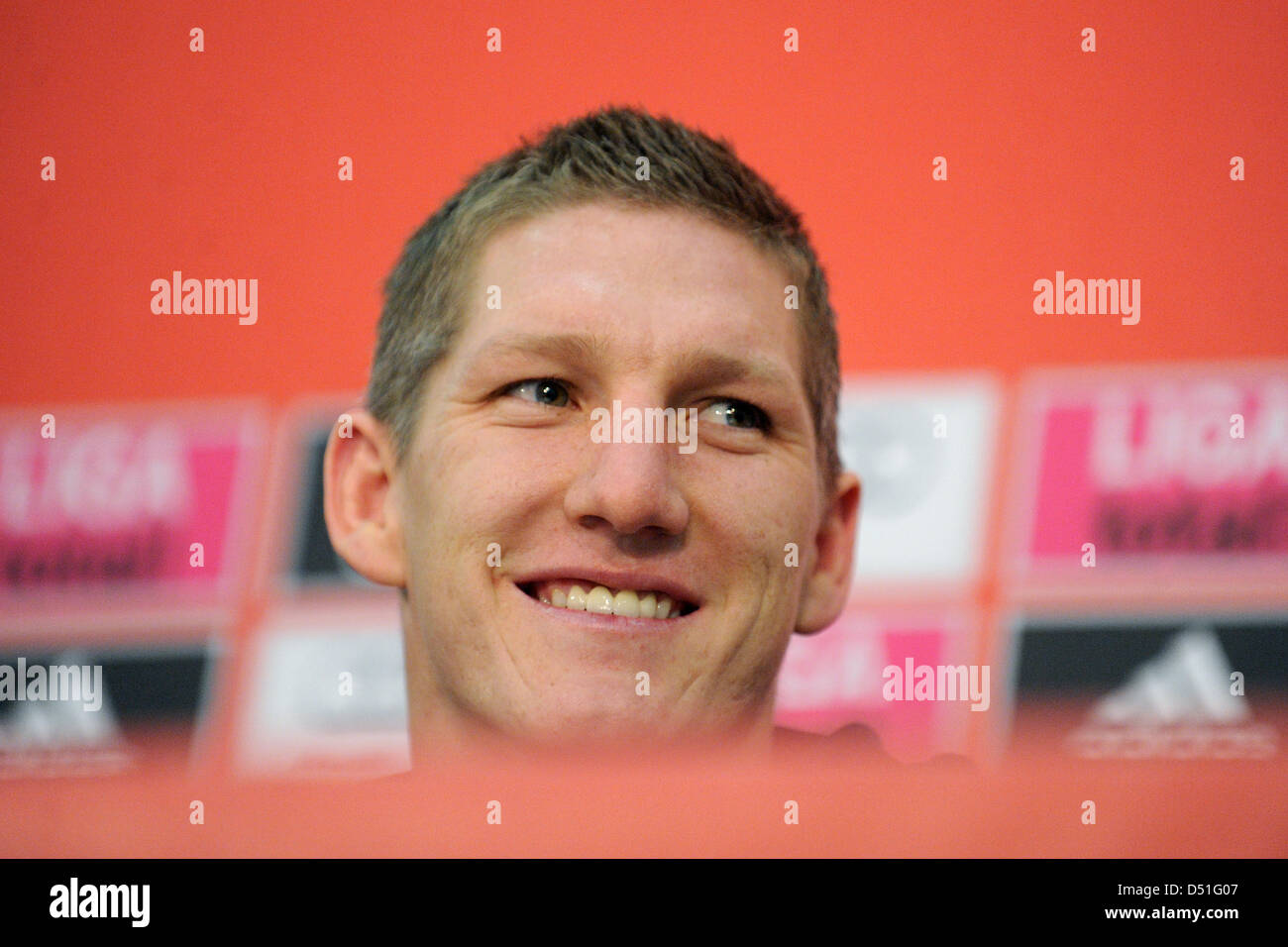 Il Bayern è Bastian SCHWEINSTEIGER Sorrisi durante una conferenza stampa dopo un match della Bundesliga del FC Bayern Monaco contro FC St Pauli a Monaco di Baviera, Germania, 11 dicembre 2010. Il Bayern ha vinto da 3-0. Dopo la partita, Schweinsteiger ha annunciato che egli ha prolungato il suo contratto con il Bayern per ulteriori cinque anni. Foto: Andreas Gebert Foto Stock