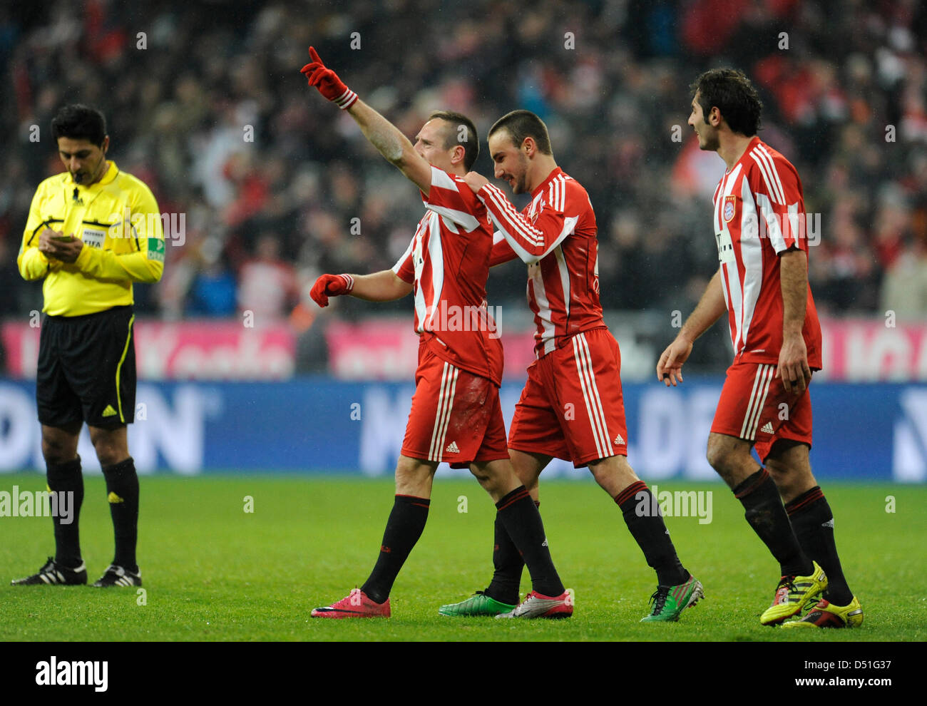 Monaco di Baviera Diego è contento (C) e Hamit Altintop (R) allietare con Franck Ribery dopo il suo obiettivo 3-0 durante la Bundesliga tedesca partita FC Bayern Monaco vs FC St Pauli nello stadio Allianz Arena di Monaco di Baviera, Germania, 11 dicembre 2010. Foto: Andreas Gebert Foto Stock