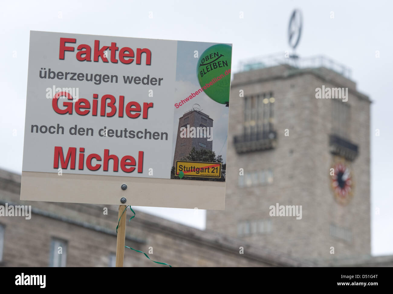 Un poster con la scritta "i fatti né convincere Geißler, né il tedesco Michel' è mostrato durante una manifestazione contro il progetto ferroviario 'Stuttgart 21' a Stoccarda, Germania, 11 dicembre 2010. Circa 50 000 persone hanno partecipato all'ultimo grande dimostrazione su scala dell'anno, secondo gli organizzatori. Foto: Uwe Ansbach Foto Stock