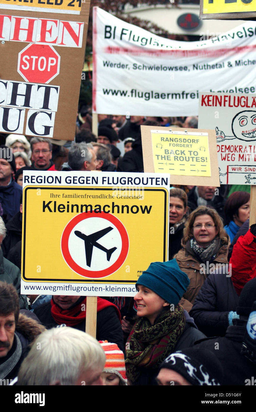 Diverse migliaia di persone manifestano contro nuovi airways proposto per l'aeroporto Berlino-brandeburgo a Kleinmachnow, Germania, 12 dicembre 2010. A RAGGI-persona del cittadino di sua iniziativa "lontano con le rotte aeree" invita ad un ritorno ai vecchi piani per Airways. La commissione per il rumore degli aeromobili in Schoenefeld vuole il dibattito sulle possibili alternative sul 13 dicembre 2010. Foto: Georg-Stef Foto Stock