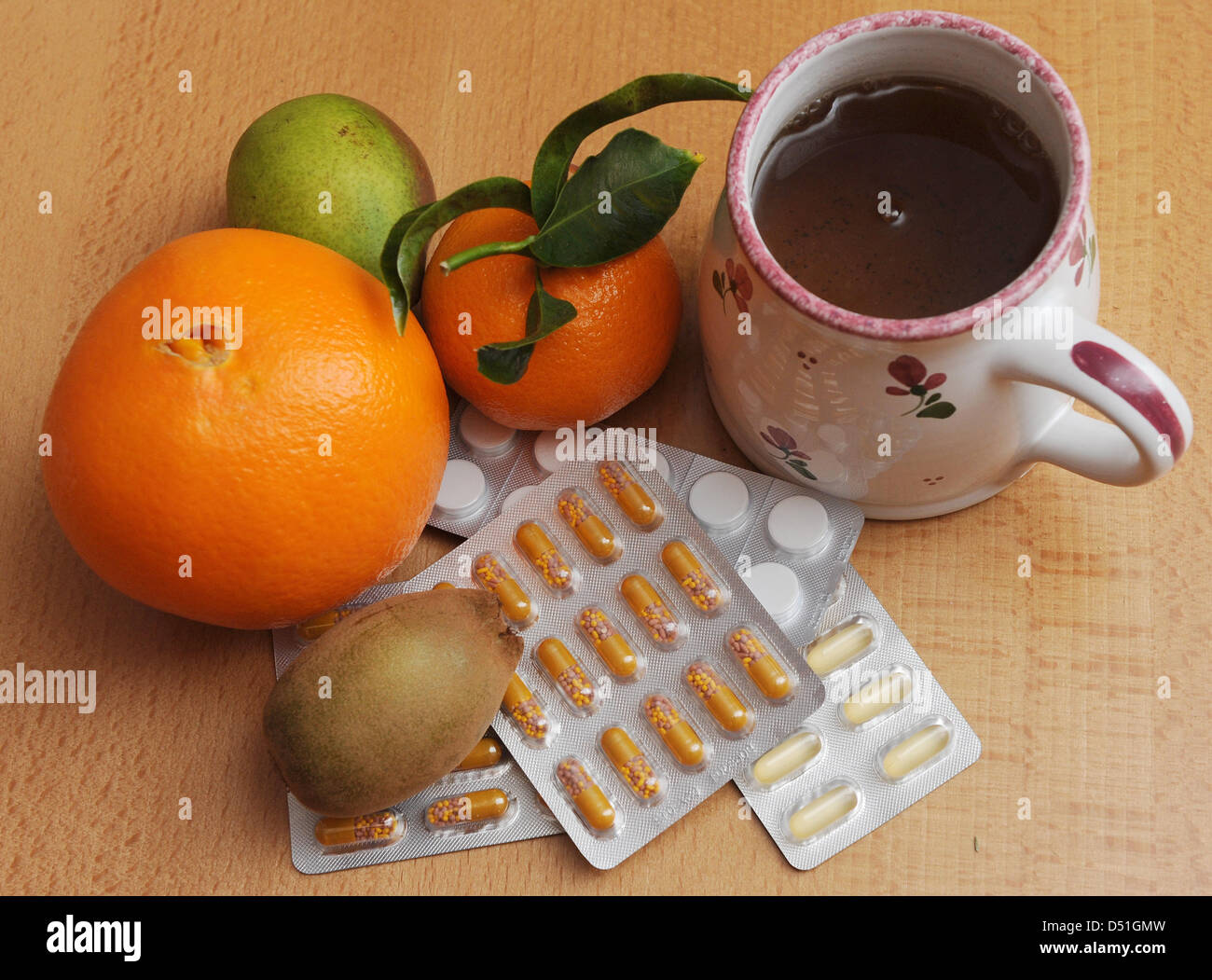 Tè, frutta, pillole e vitamine sono popolari mezzi di lotta contro un freddo, raffigurato in Berlino, Germania, 09 dicembre 2010. Foto: Jens Kalaene Foto Stock