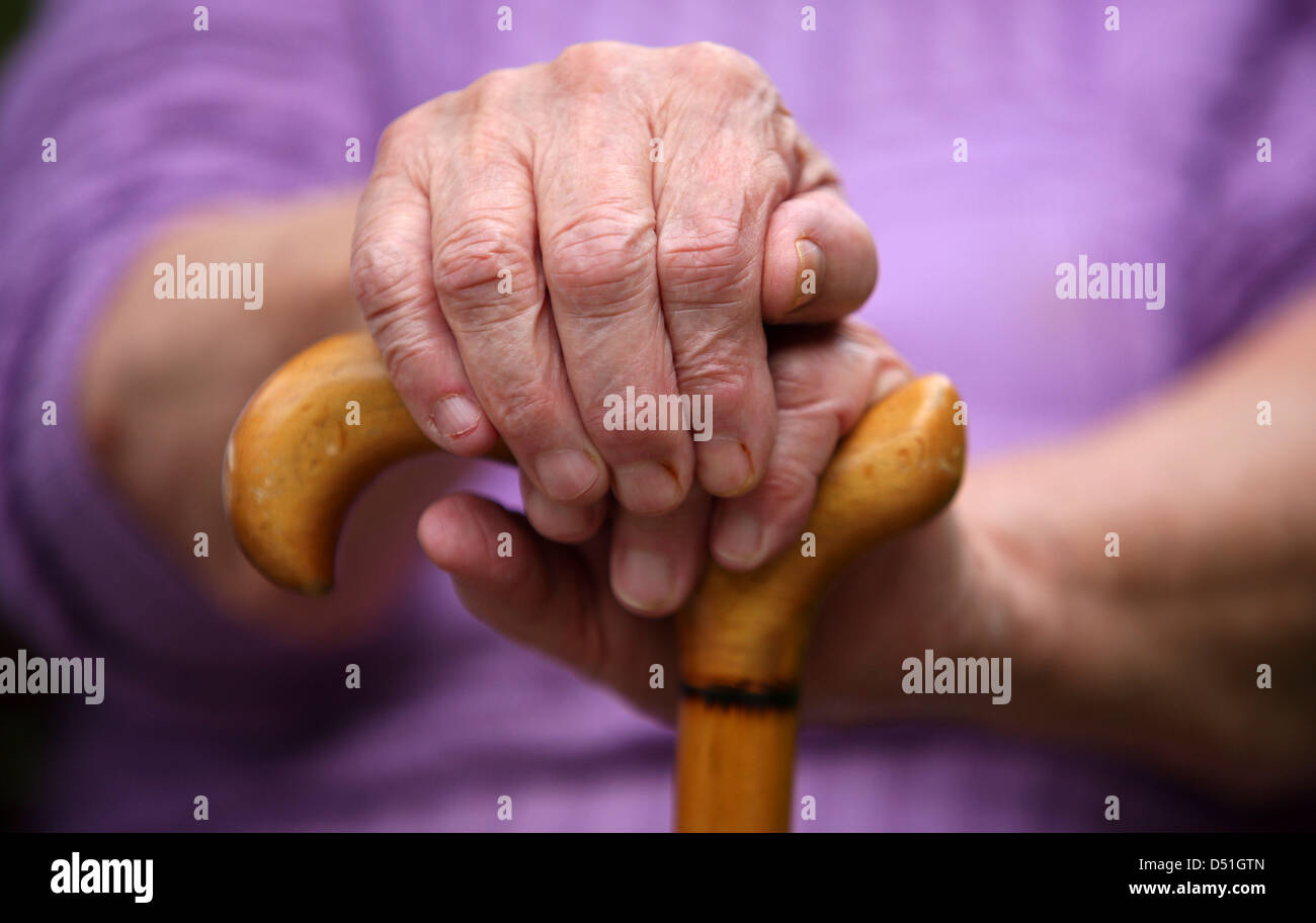 Un file immagine datata 9 settembre 2009 mostra un senior con un aiuto a piedi su un banco Leichlingen, Germania. Il numero di Berliner ha bisogno di cure è in costante aumento. Entro la fine del 2009, 102 800 anziani assicurazioni ricevuto benefici dalla loro cura a lungo termine-assicurazioni. Che rende il 3 per cento della popolazione complessiva. Rispetto al 2007, il numero è salito del 7,3 per cento secondo i Foto Stock
