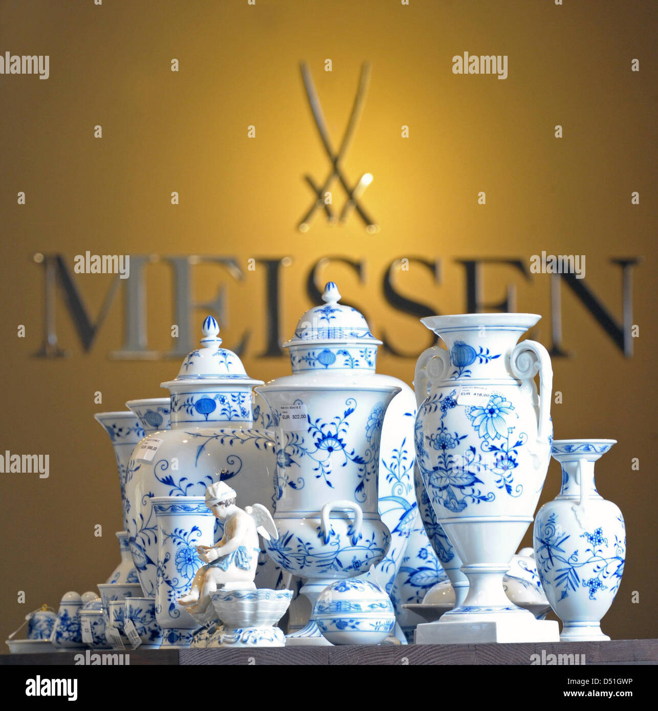 Un file immagine datata 17 aprile 2009 mostra secondo la qualità delle porcellane di Meissen a Meissen fabbricazione negozio outlet di Dresda, in Germania. Il vecchio e tradizionale del marchio in Cina avrà un saldo positivo dopo la ristrutturazione. Questo anno il saldo sarà probabilmente di circa 500 000 euro secondo il potere esecutivo del consiglio di amministrazione Christian Kurtzke a Berlino, 8 dicembre 2010. Phot Foto Stock