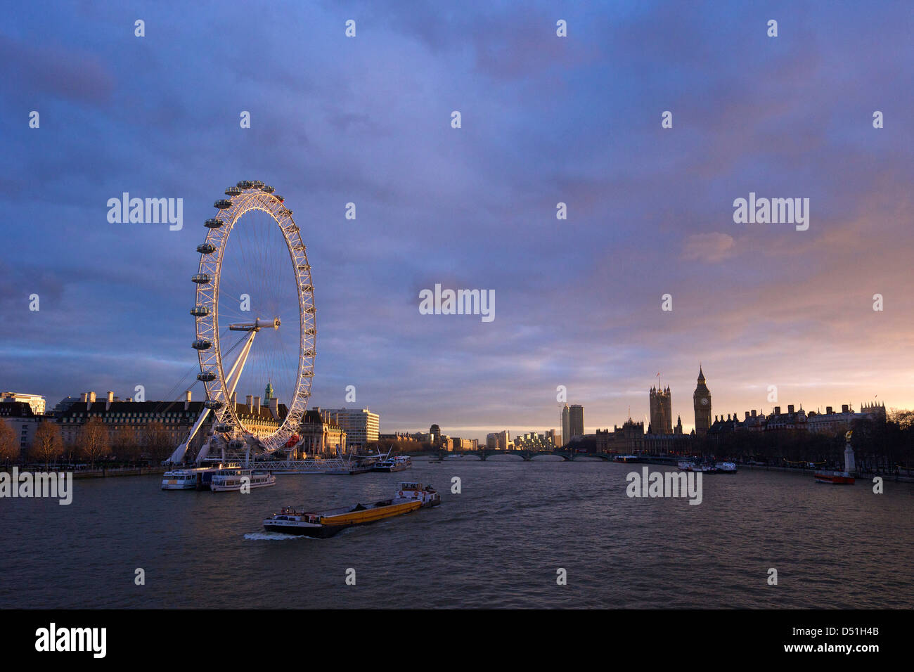 Il London Eye, il fiume Tamigi e il Palazzo del Parlamento e il Big Ben da Hungerford Bridge al tramonto, Londra, Inghilterra, Regno Unito, GB Foto Stock