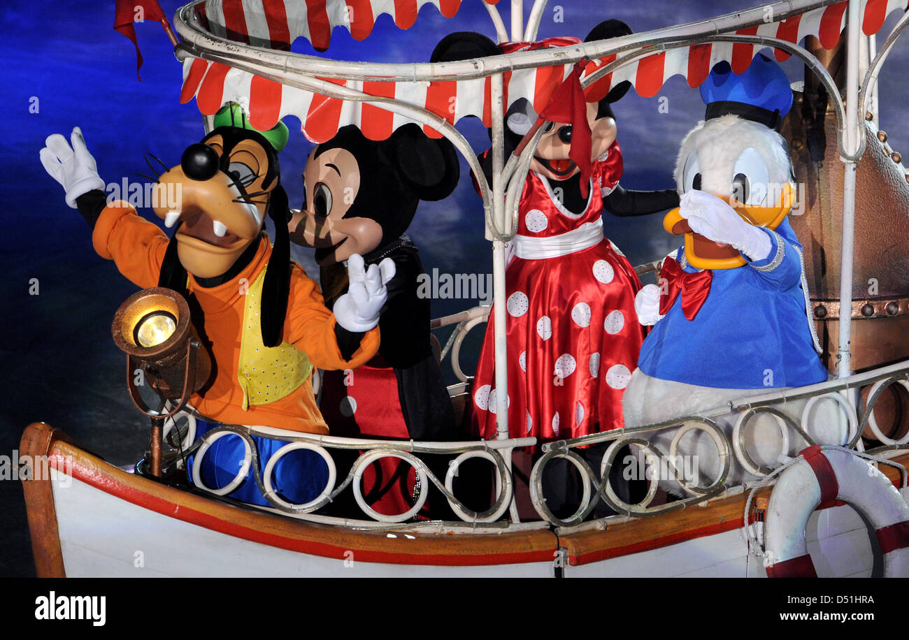 Il ghiaccio scaters vestito come Pippo Minnie Mouse, Mickey Mouse e Donald Duck danza su ghiaccio presso il velodromo di Berlino, Germania, 16 dicembre 2010. Fino al 27 dicembre 2010, Mickey Mouse e i suoi amici la danza su ghiaccio presso la Revue 'Disney su ghiaccio" di Berlino e Oberhausen. Foto: Tim Brakemeier Foto Stock