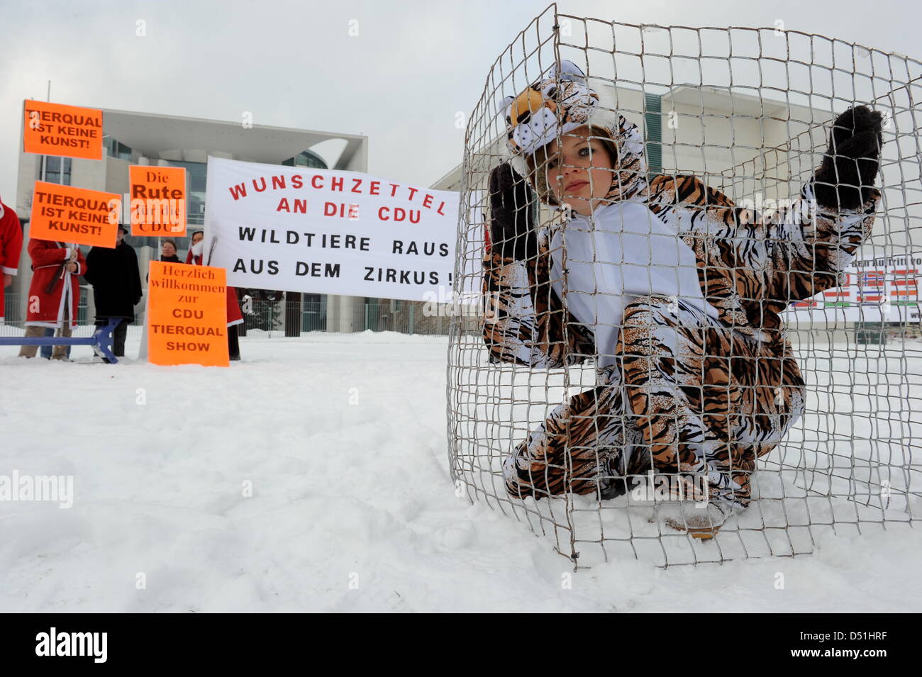 Un animale attivista per i diritti si siede in una gabbia di fronte al Chancelloery a Berlino, Germania, 16 dicembre 2010. L'azione è finalizzata a protestare contro gli animali selvatici vengono mantenuti in un circo. Foto: Tim Brakemeier Foto Stock