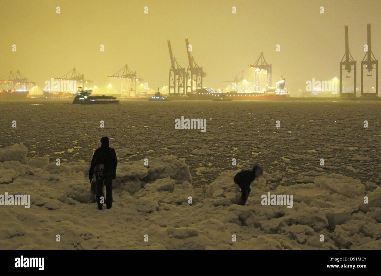 Passeggini salire su grandi lastre di ghiaccio lungo il fiume Elber di fronte al porto di Amburgo, Germania, 26 dicembre 2010. Meteorologi meteo più ghiacciato, wintery meteo con temperature che arrivano fino a 9 gradi Celsius sotto zero. Foto: Kay Nietfeld Foto Stock