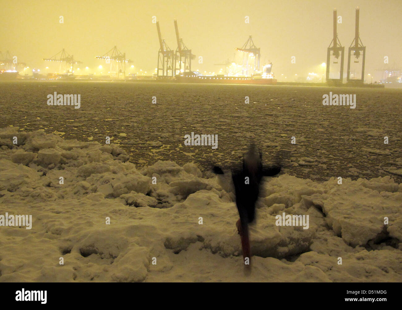 Passeggini salire su grandi lastre di ghiaccio lungo il fiume Elber di fronte al porto di Amburgo, Germania, 26 dicembre 2010. Meteorologi meteo più ghiacciato, wintery meteo con temperature che arrivano fino a 9 gradi Celsius sotto zero. Foto: Kay Nietfeld Foto Stock