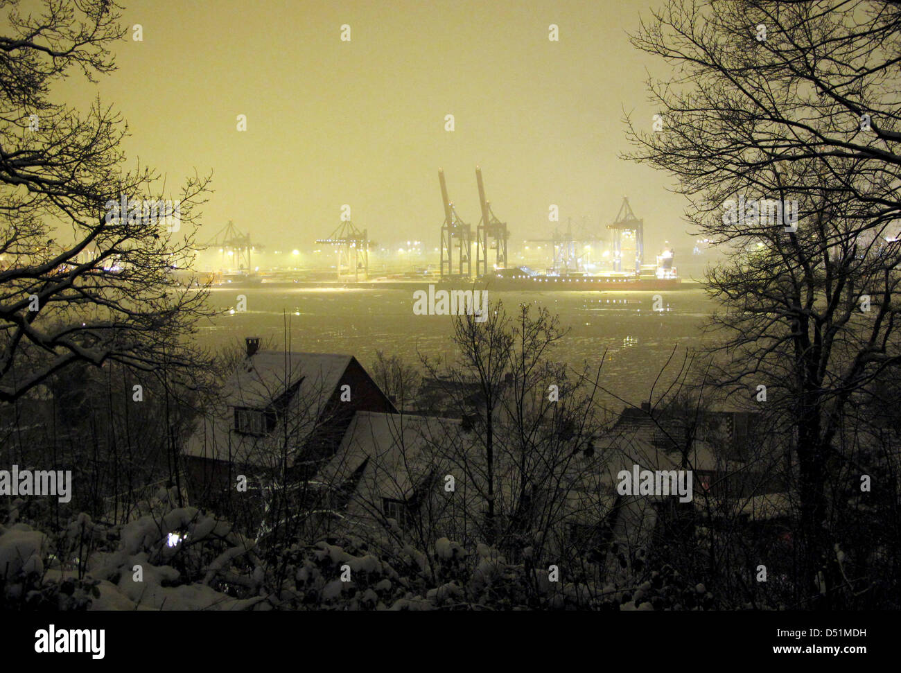 Ice floes deriva nel fiume Elba in Hamburg's Harbor, Germania, 26 dicembre 2010. Meteorologi meteo più ghiacciato, wintery meteo con temperature che arrivano fino a 9 gradi Celsius sotto zero. Foto: Kay Nietfeld Foto Stock