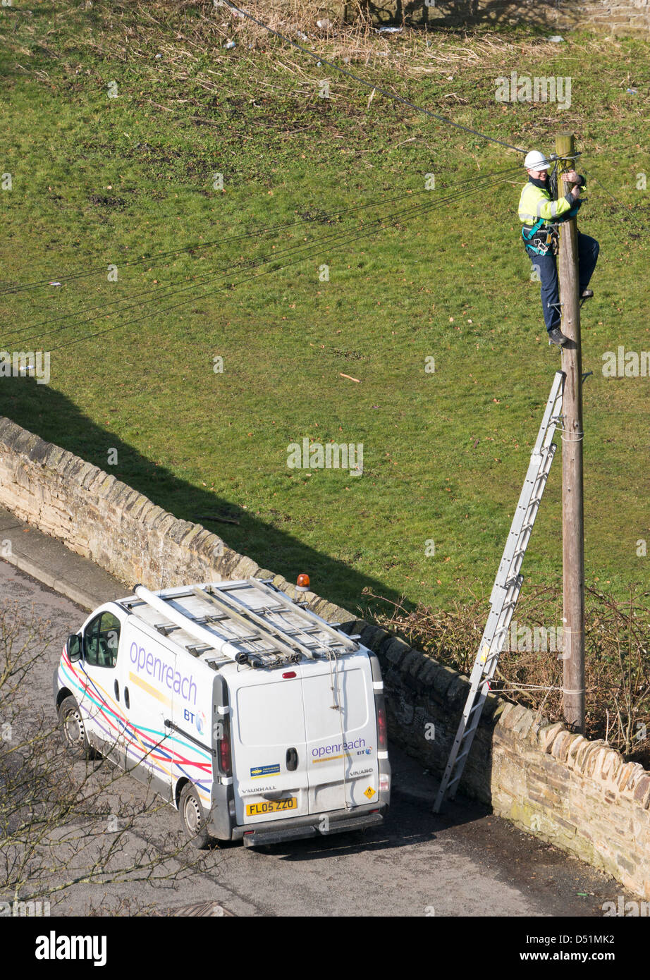 BT Openreach ingegnere di lavoro fino a palo del telegrafo Bishop Auckland, North East England, Regno Unito Foto Stock