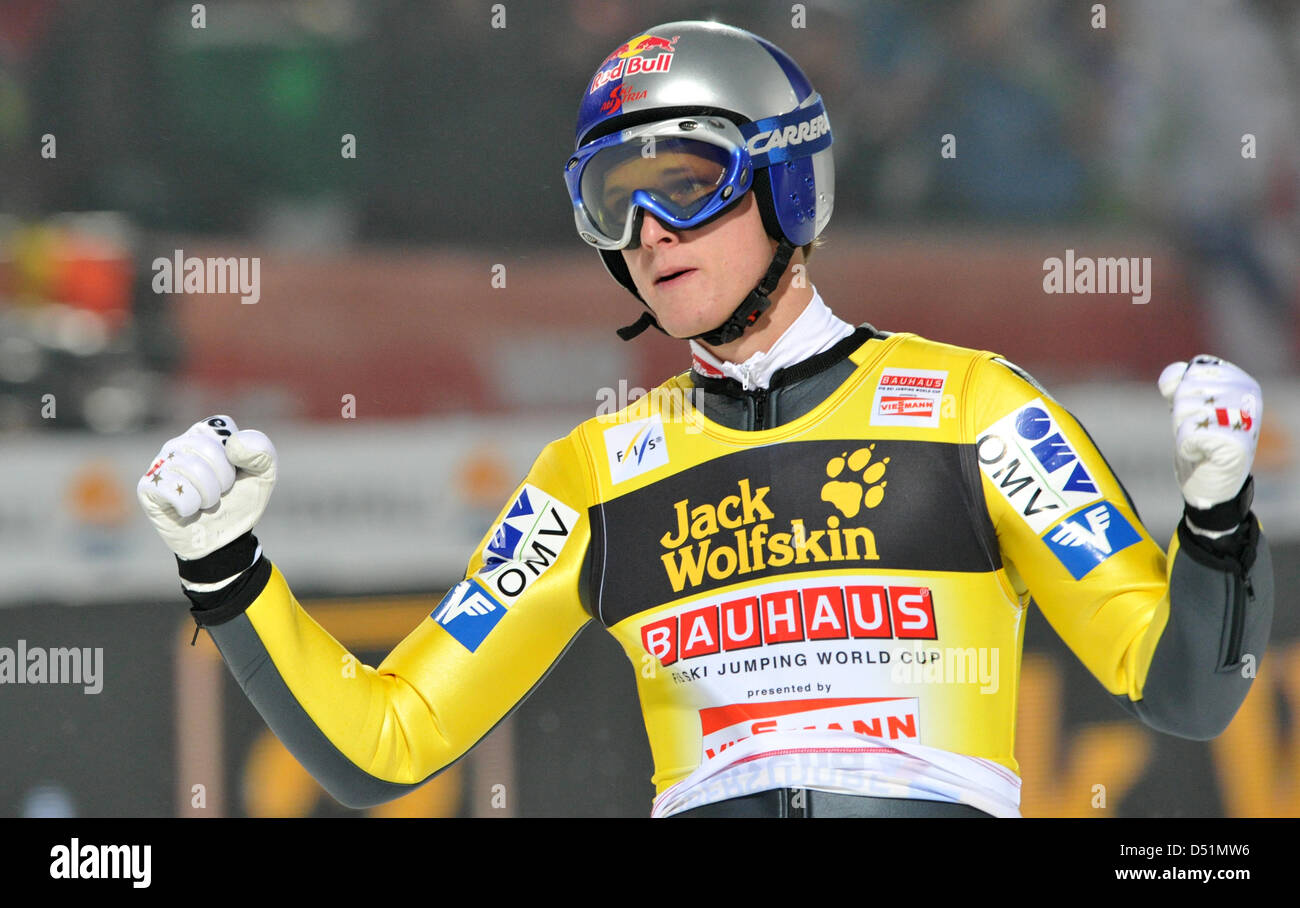 Sci austriaca il ponticello Thomas Morgenstern cheers dopo la finitura prima alla 59a quattro colli torneo a Oberstdorf in Germania, 29 dicembre 2010. Foto: Peter Kneffel Foto Stock