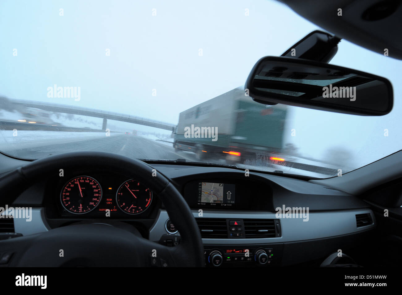 Una vettura viaggia lungo la snowy autostrada A9 nei pressi di Bayreuth, Germania, 20 dicembre 2010. Più nevicata e gelide temperature continuano a ostacolare il traffico in Germania. Foto: David Ebener Foto Stock