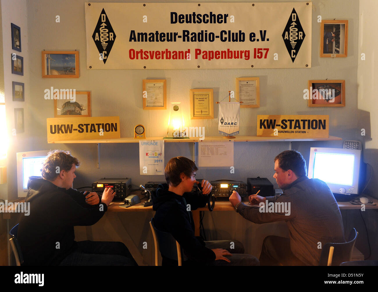 Partecipante gli operatori radio treno presso il club dell'Unione locale del tedesco amateur radio club di Papenburg, Germania, 27 dicembre 2010. Diventa sempre più difficile interessare i giovani nel lavoro di un operatore radio. Essi organizzerà un evento internazionale per Kids Day il 2 gennaio 2011. La prima domenica del nuovo anno le voci dei bambini che parlano le parole 'CQ Kid Foto Stock