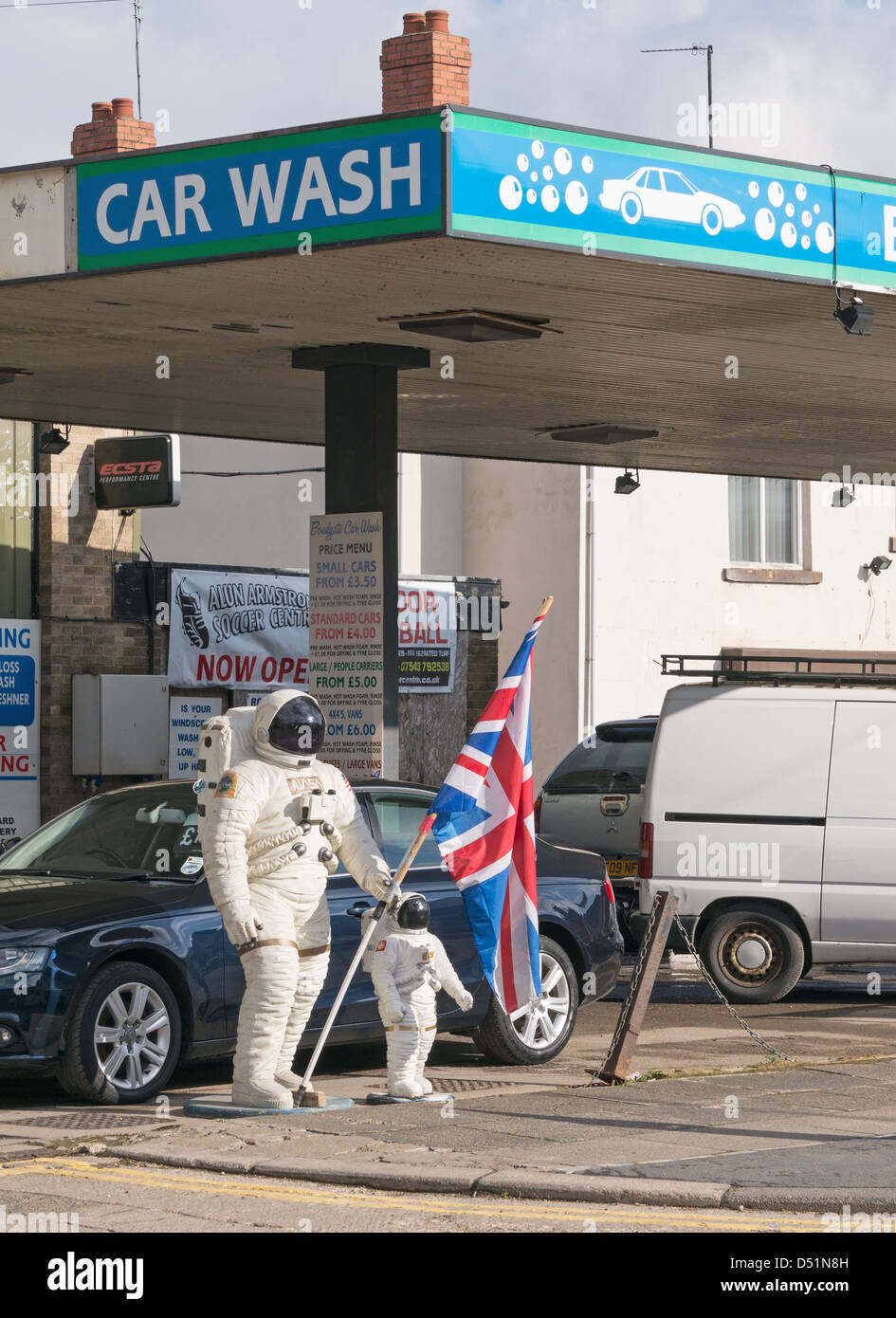 Astronauta figure con la bandiera del Regno Unito a car wash all'interno di Bishop Auckland, North East England, Regno Unito Foto Stock