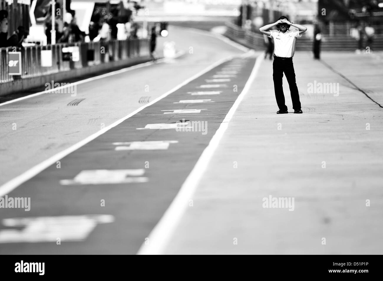 Motorsports: FIA Formula One World Championship 2013, il Gran Premio della Malesia, meccanico di Vodafone McLaren Mercedes Foto Stock