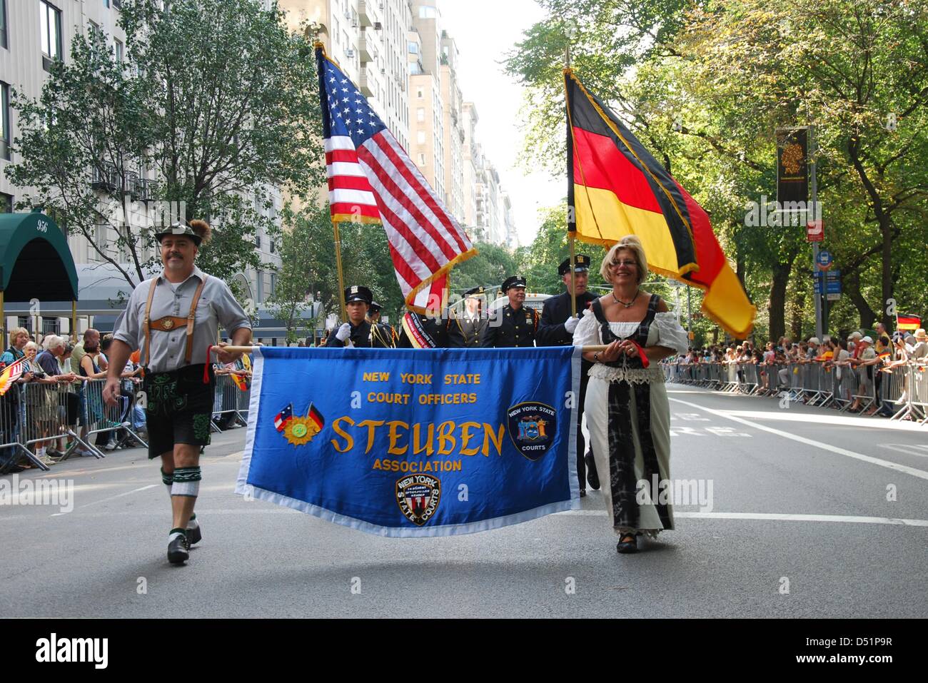 Tedesco e partecipanti americani celebrare durante la parata Steuben con il tedesco e noi le bandiere in New York, NY, STATI UNITI D'AMERICA, 25 settembre 2010. La Steuben parade di New York ha nuovamente attirato decine di migliaia di visitatori. La parata annuale è organizzato in modo da mantenere le tradizioni degli immigrati tedeschi viva. Foto: CHRIS MELZER Foto Stock