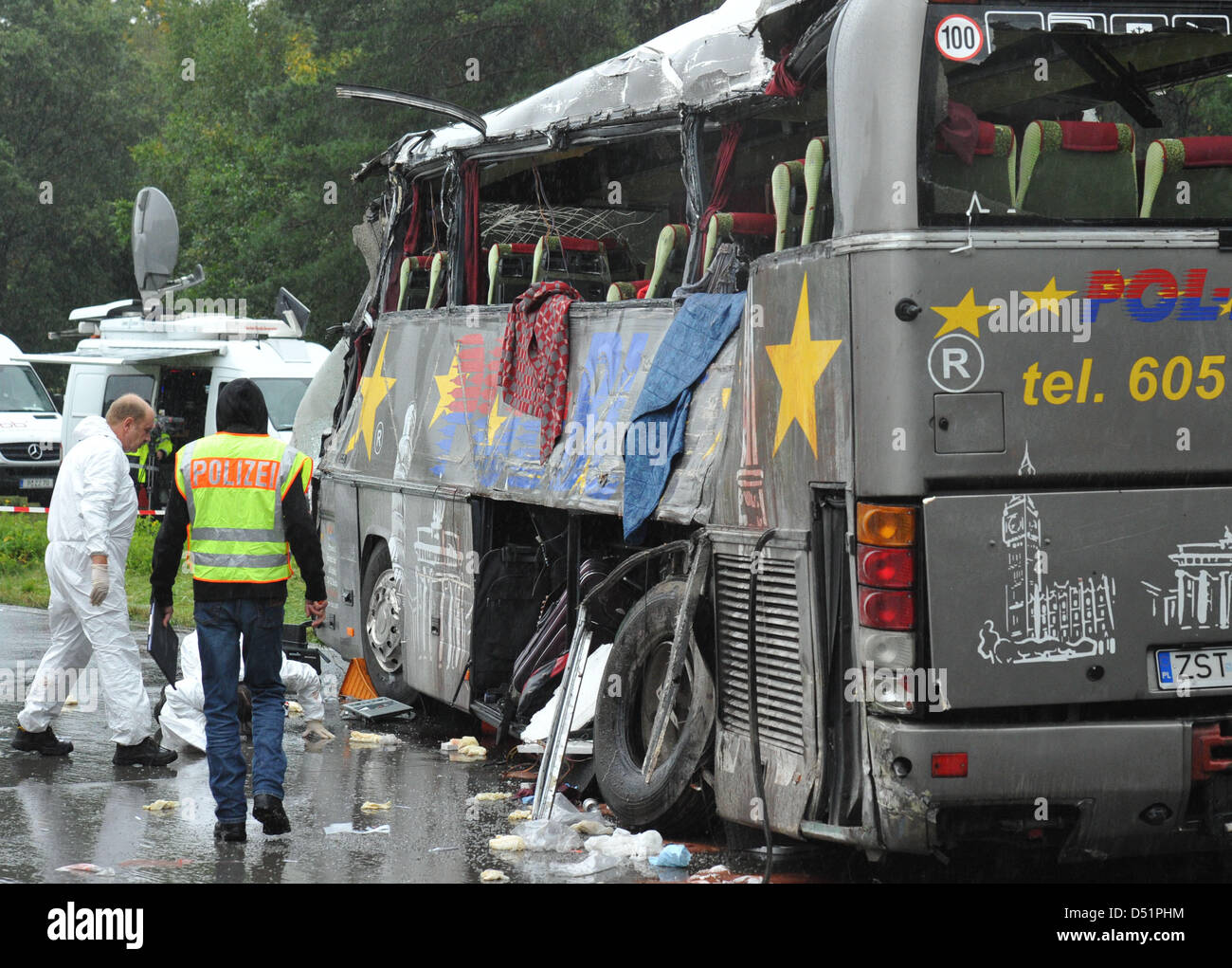 Dopo che 13 persone sono morte in un incidente di autobus su Autobahn 10 nello stato di Brandeburgo, ufficiali di polizia e sicuro ed esaminare il bus distrutto nei pressi di Berlino, Germania, 26 settembre 2010. Foto: Patrick Pleul Foto Stock