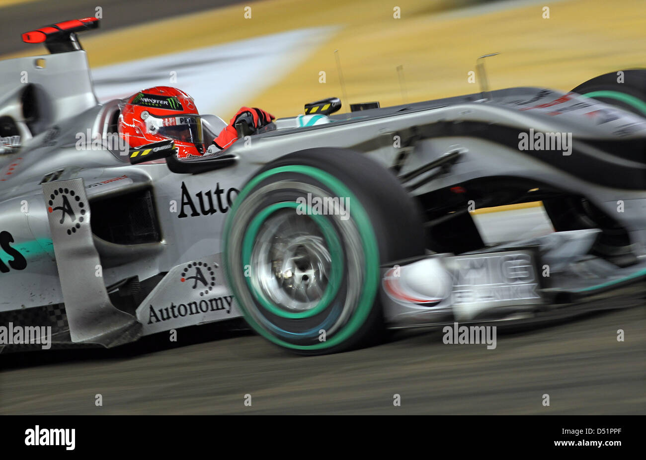 Il driver tedesco Michael Schumacher della Mercedes GP durante la Formula 1 Grand Prix di Singapore a circuito cittadino di Marina Bay a Singapore, 26 settembre 2010. Alonso ha vinto il GP di Singapore davanti a Vettel e Webber. Foto: Jan Woitas Foto Stock