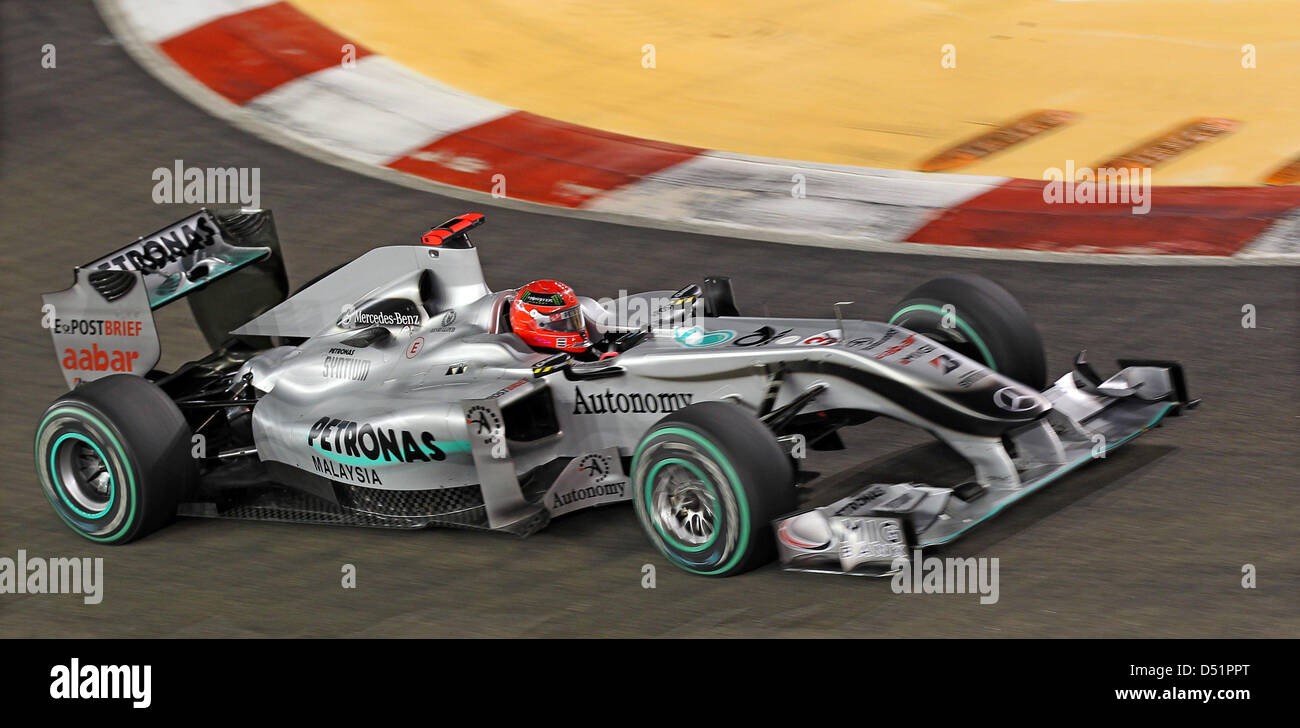 Il driver tedesco Michael Schumacher della Mercedes GP durante la Formula 1 Grand Prix di Singapore a circuito cittadino di Marina Bay a Singapore, 26 settembre 2010. Alonso ha vinto il GP di Singapore davanti a Vettel e Webber. Foto: Jan Woitas Foto Stock